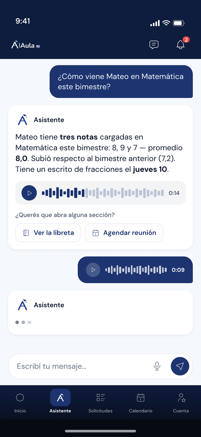 Conversación con el asistente de AIAula respondiendo cómo va un alumno en Matemática, con audio y accesos directos a la libreta.